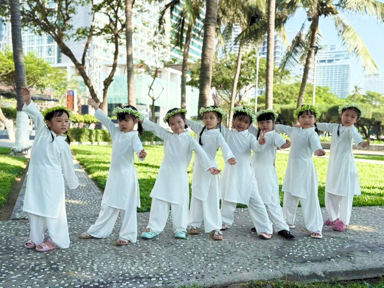 Các bé trong trang phục áo dài