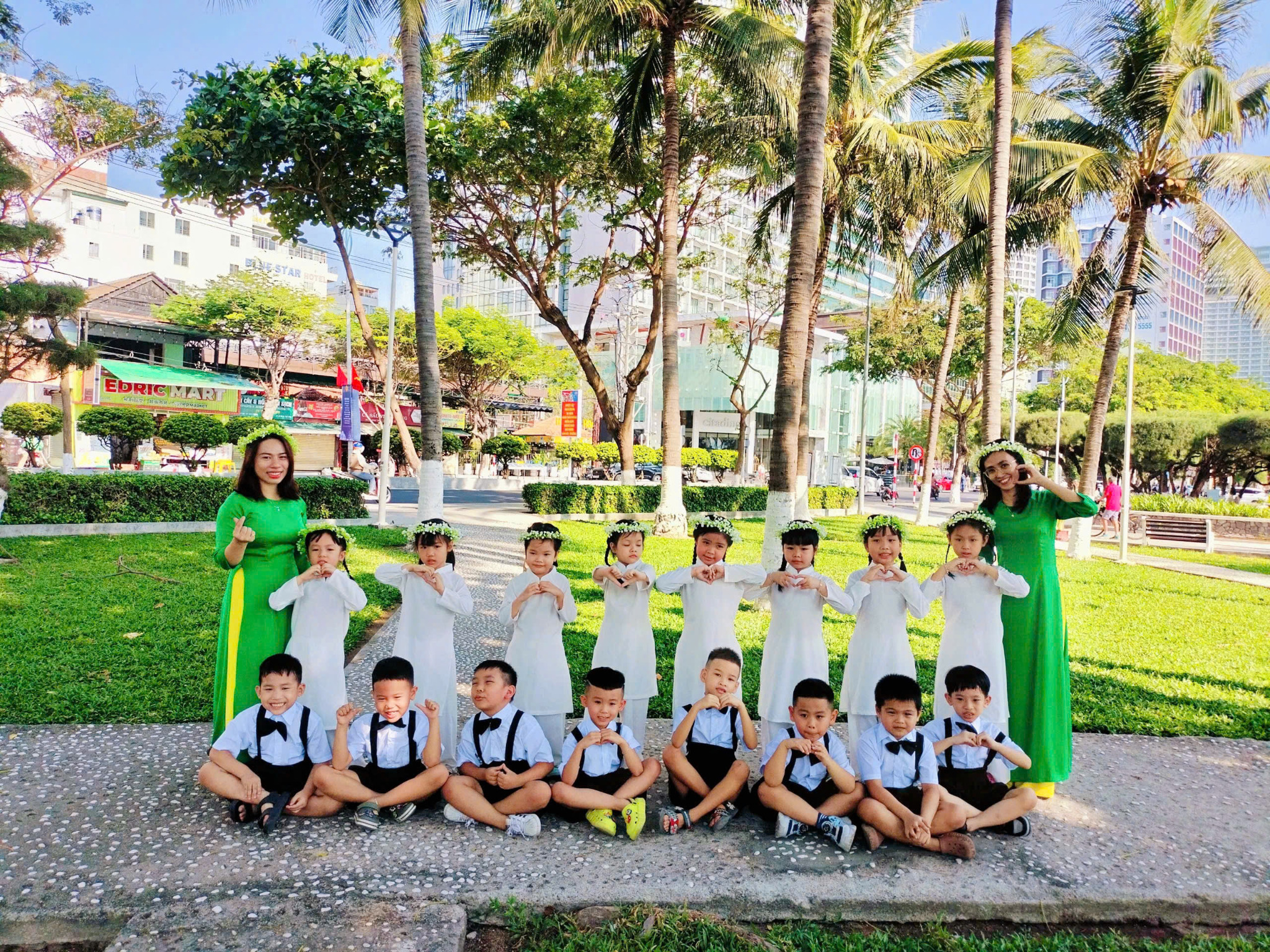 Các bé và cô giáo trong hoạt động ngoài trời