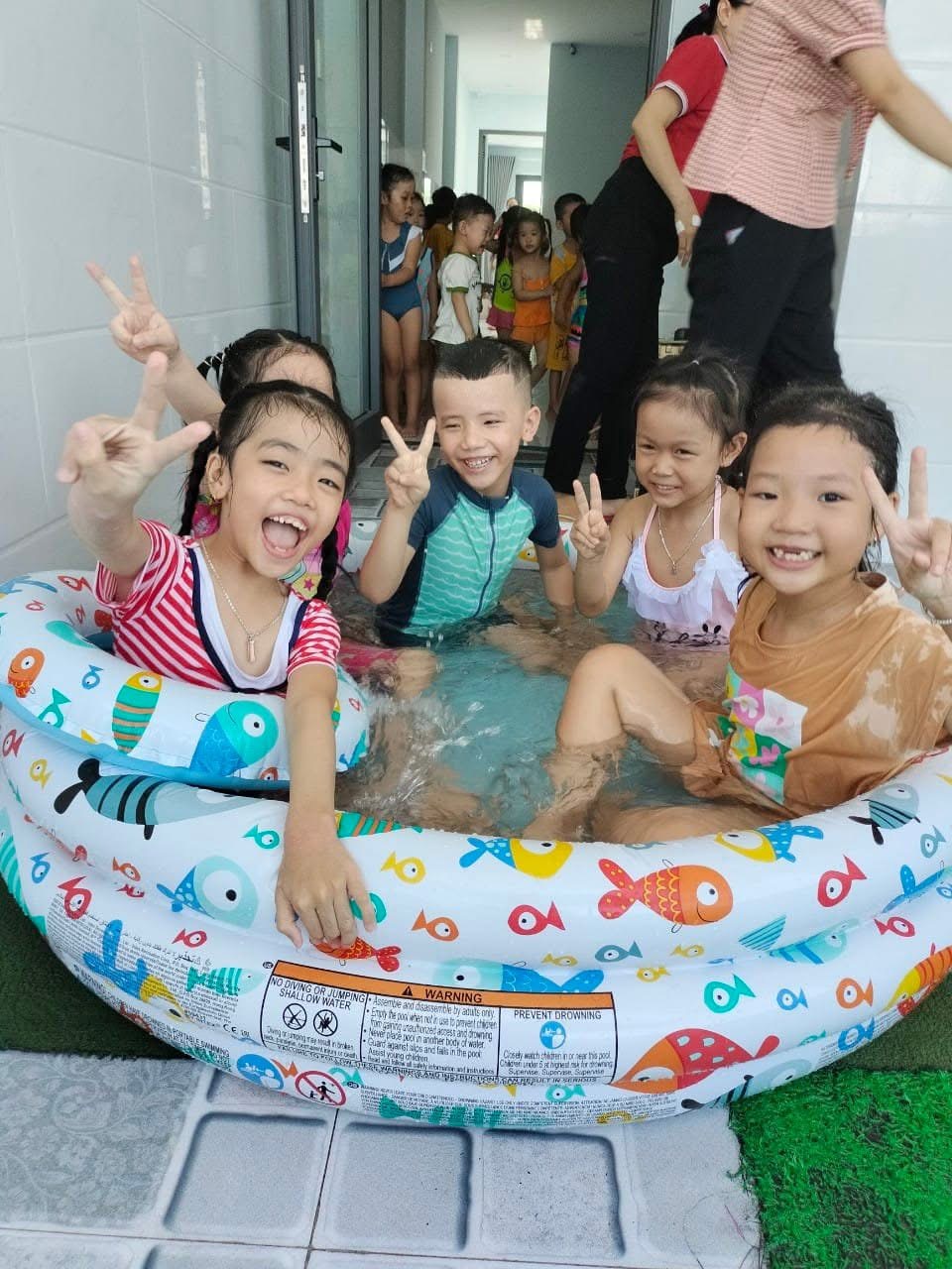 Hoạt động vui chơi với nước