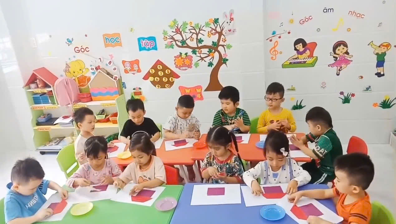 Các bé học tập và sáng tạo tại lớp