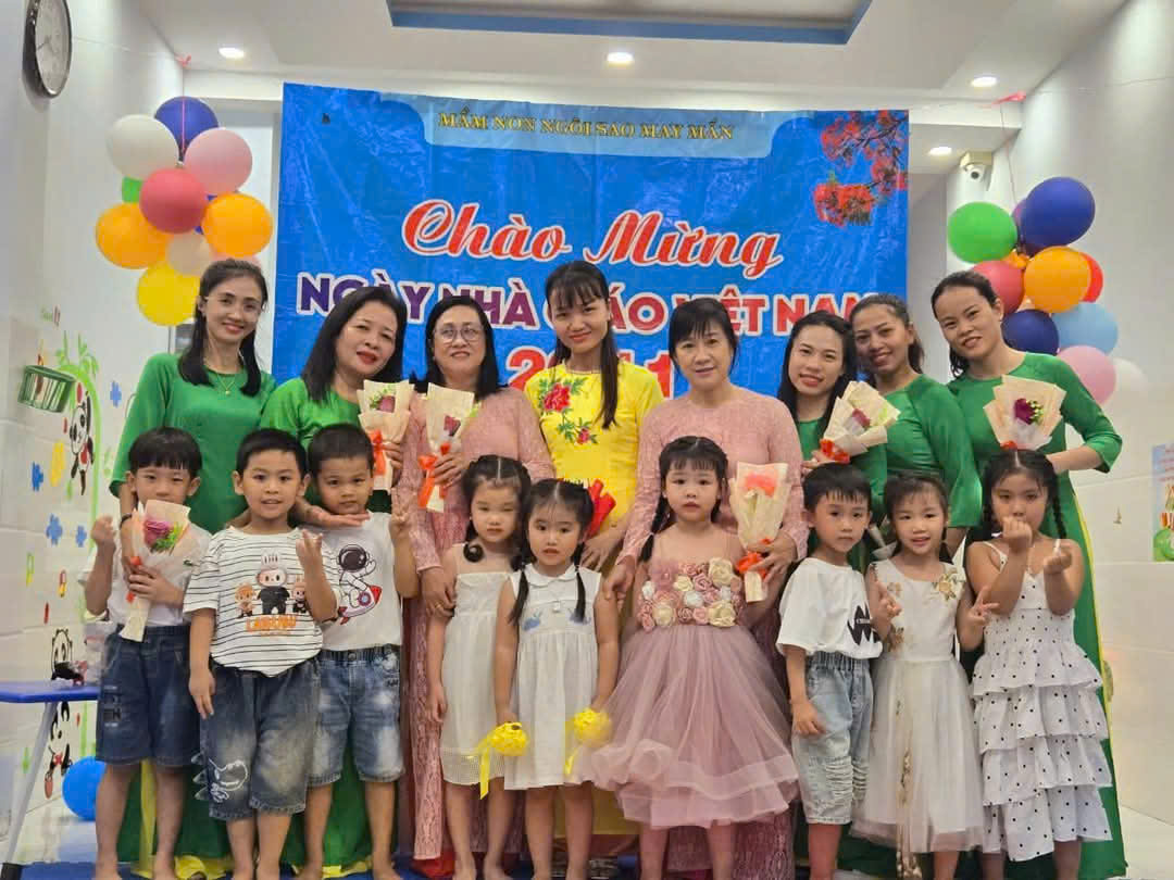 Cô và bé trong ngày Nhà giáo Việt Nam